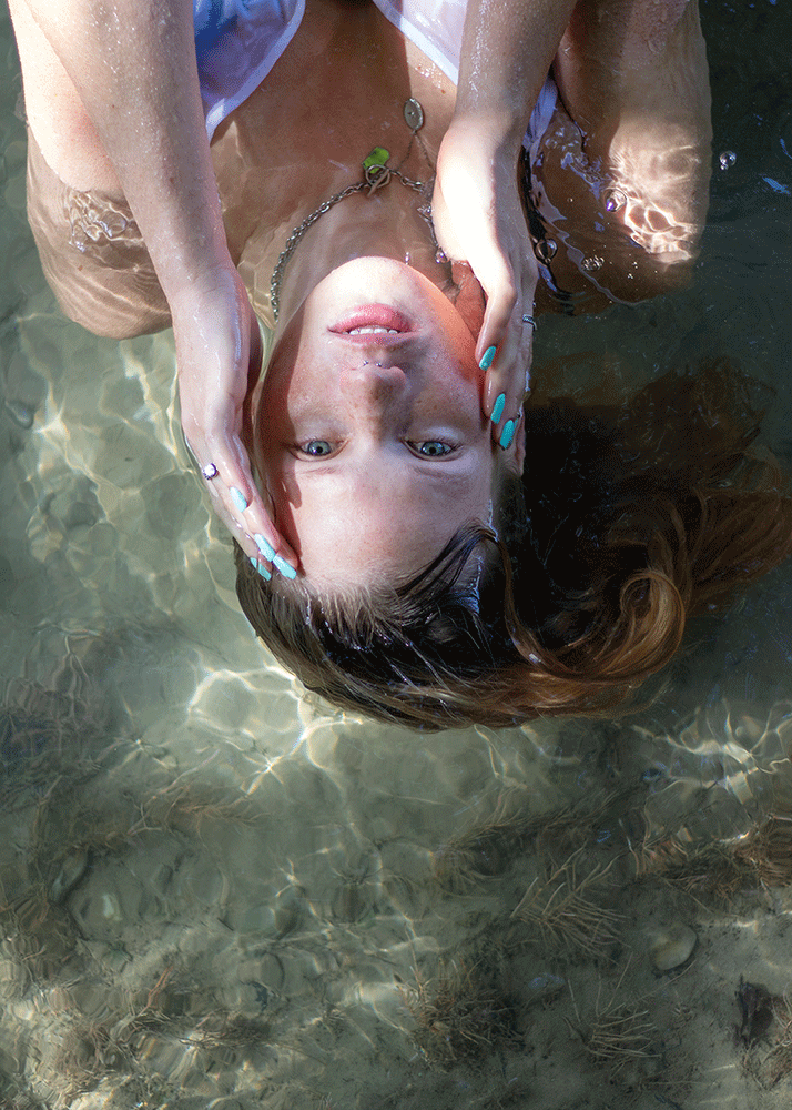 Frauenportrait im Wasser
