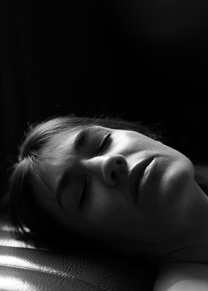 Portrait einer Frau in weichem Licht schwarzweiss