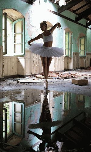 Ballerina tanzt mit Spiegelung