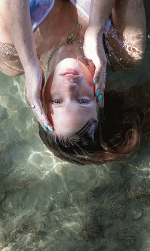 Frauenportrait im Wasser